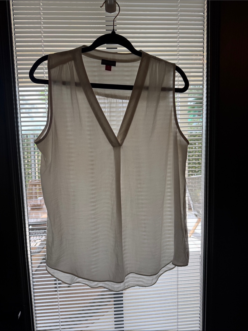 Vince Camuto White V-Neck Sleeveless Camisole